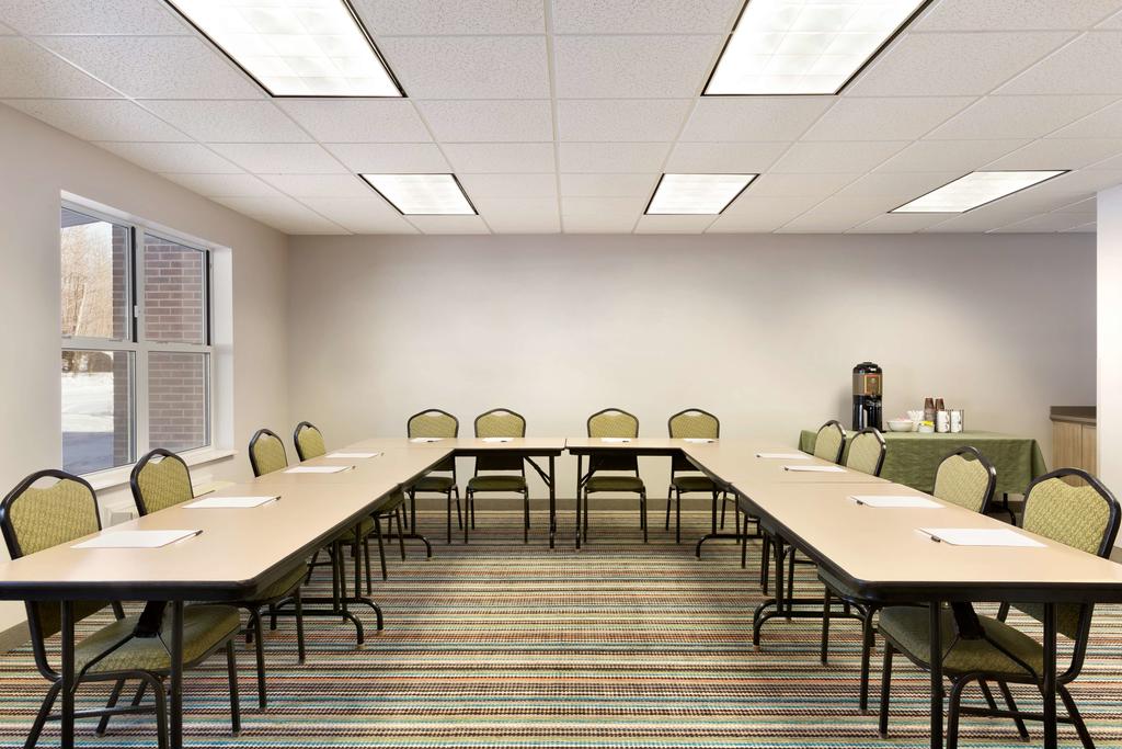 Country Inn & Suites by Radisson, Marquette, MI