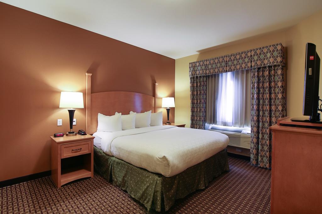 Hawthorn Suites by Wyndham Minot