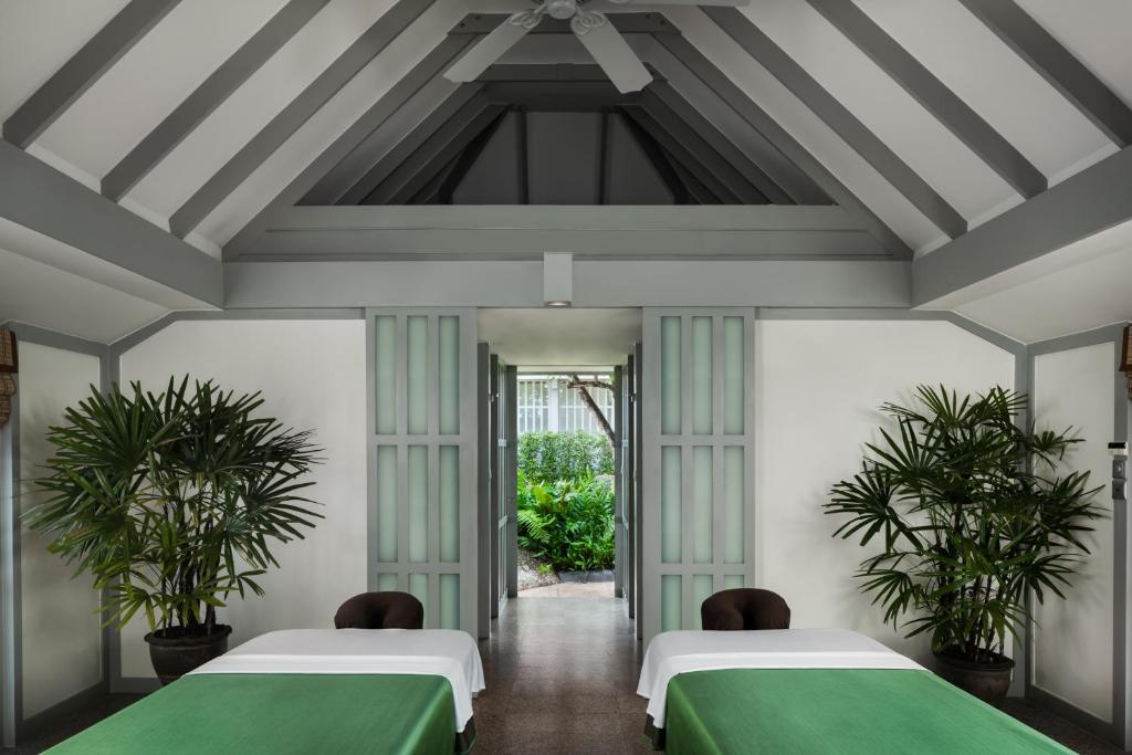 The Thames Pool Access Resort