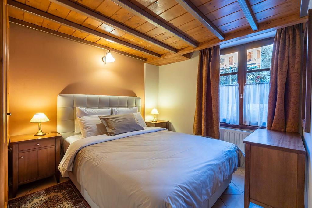 Ef Zin Studios & Suites Hotel