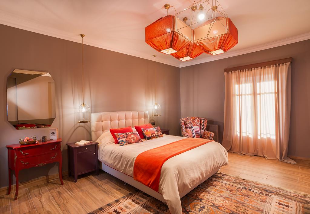 Ef Zin Studios & Suites Hotel