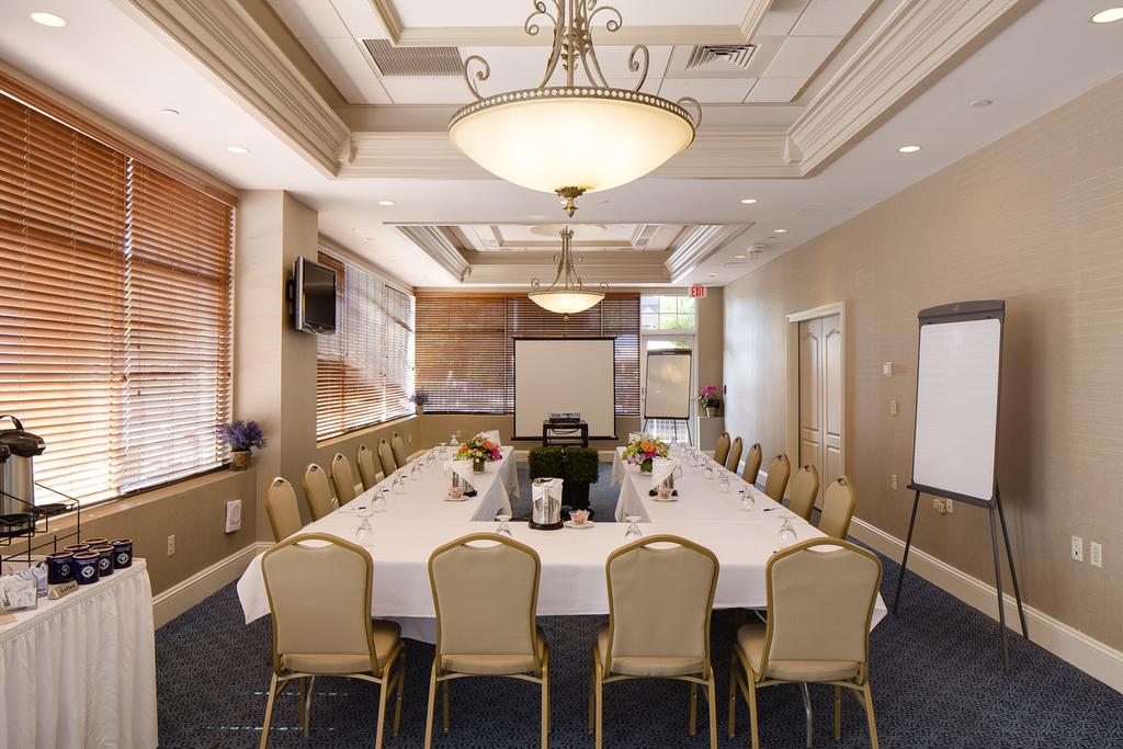 Salem Waterfront Hotel and Suites