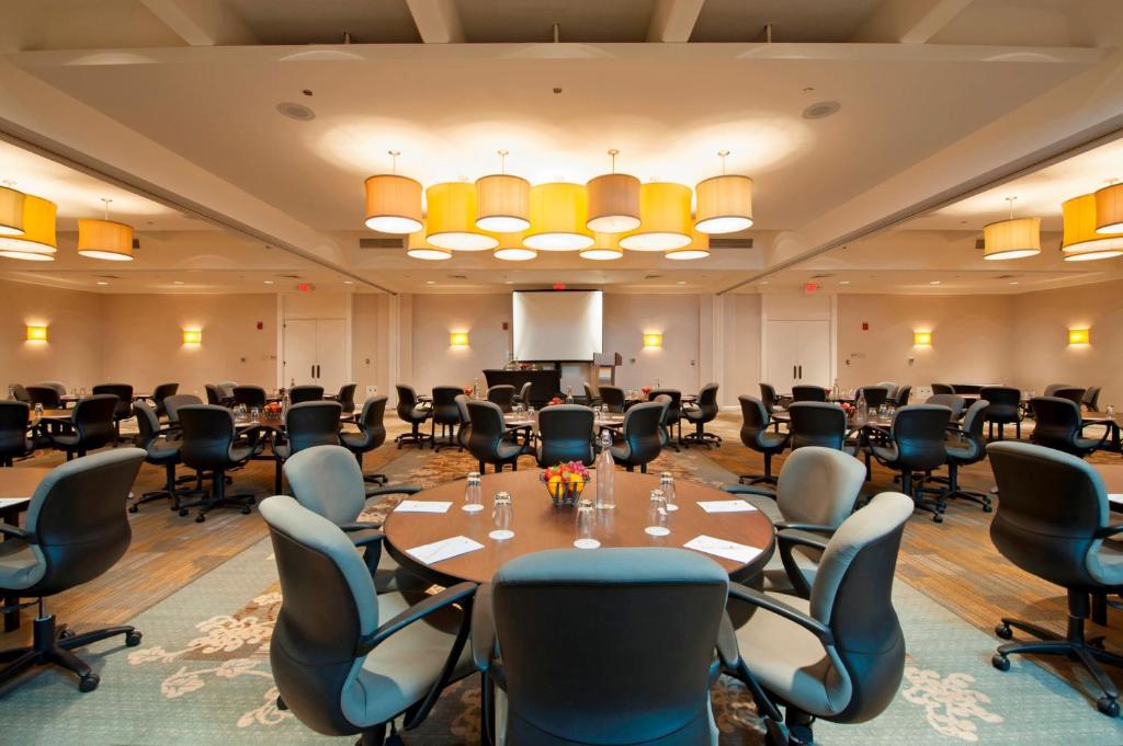 DoubleTree by Hilton Chicago - North Shore Conference Center