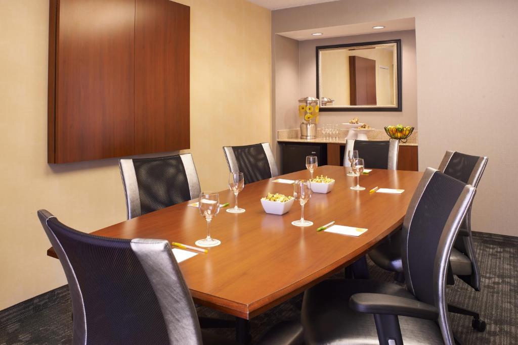 Courtyard by Marriott Chicago Deerfield