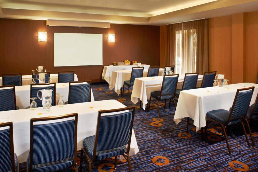 Courtyard by Marriott Cleveland Airport North