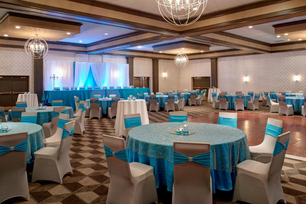 Novi Oaks Hotel