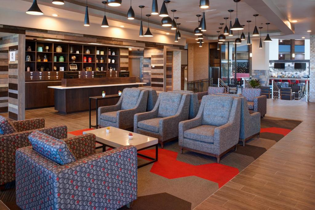 Novi Oaks Hotel