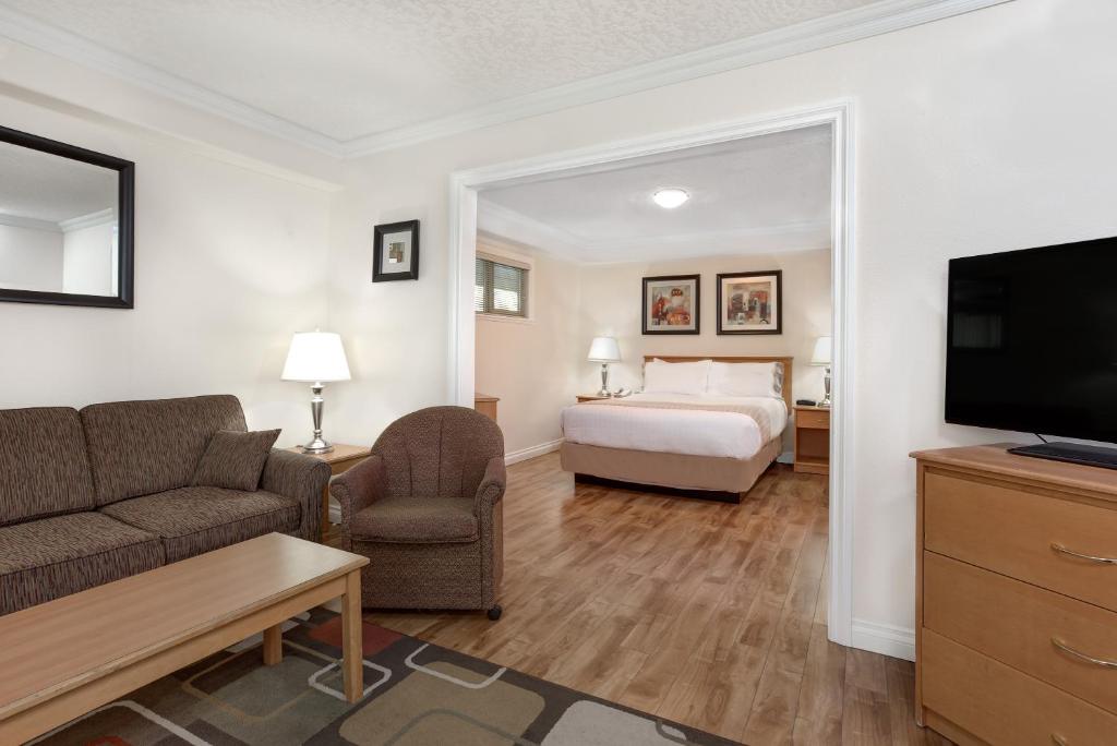Howard Johnson Hotel & Suites by Wyndham Victoria Elk Lake