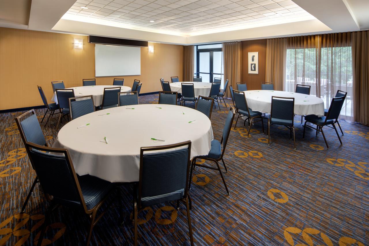 Courtyard by Marriott Grand Rapids Airport