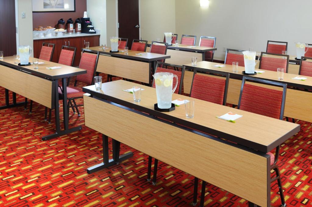 Courtyard by Marriott Houston Hobby Airport