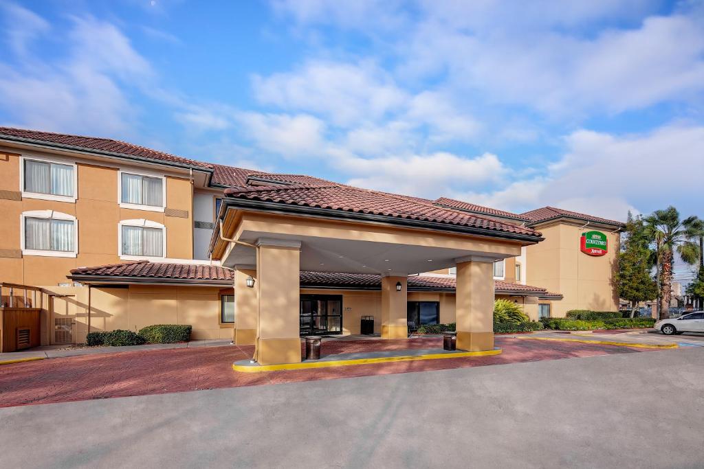 Courtyard by Marriott Houston West University