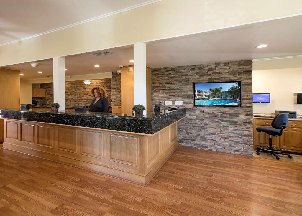 Best Western Plus Santa Barbara (Formerly Encina Inn & Suites )