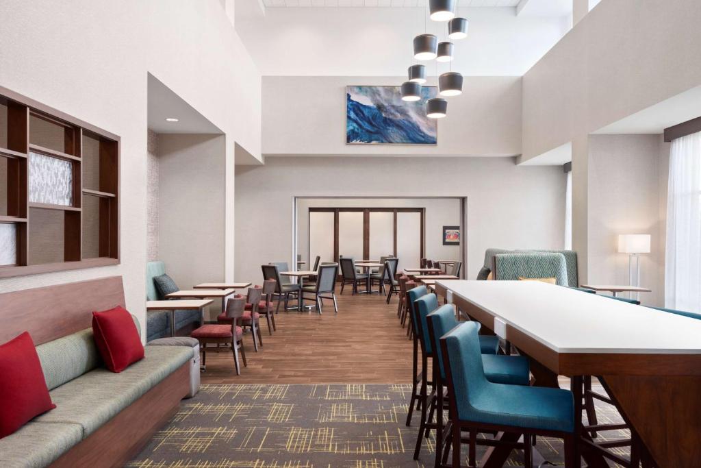 Hampton Inn & Suites by Hilton Kelowna Airport