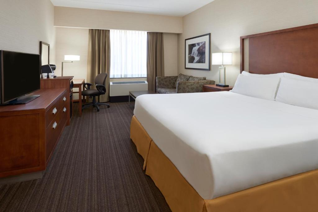 Holiday Inn Express & Suites Vaughan-Southwest