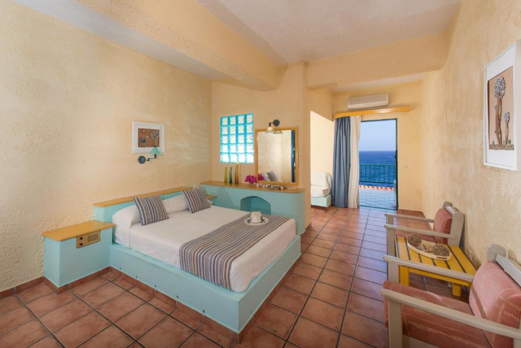 Cavos Bay Hotel