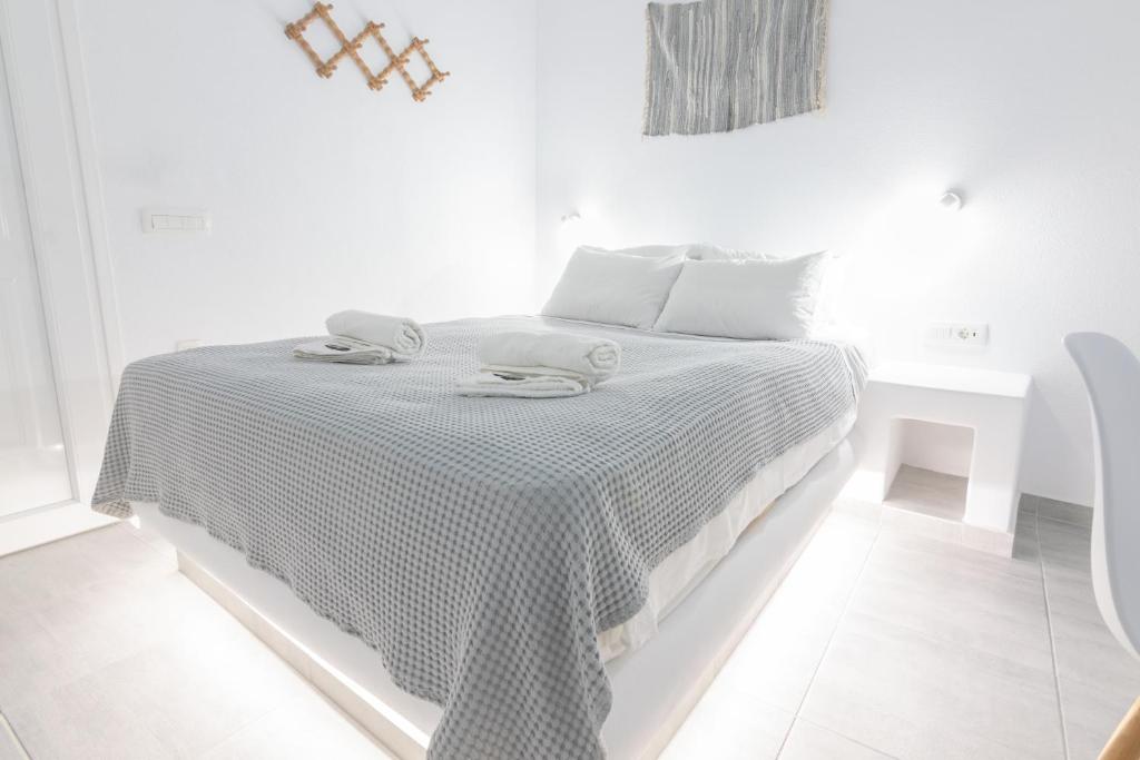 Carlos Pension Santorini