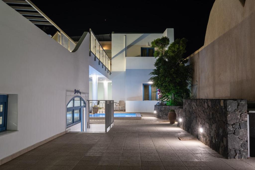 Tristhenia Hotel