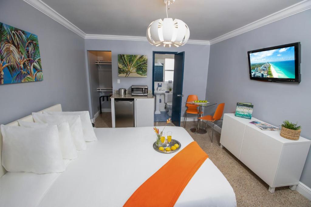 Hollywood Beach Suites Hotel