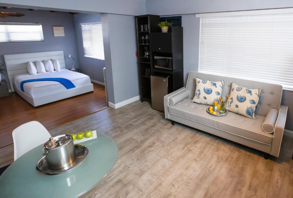Hollywood Beach Suites Hotel