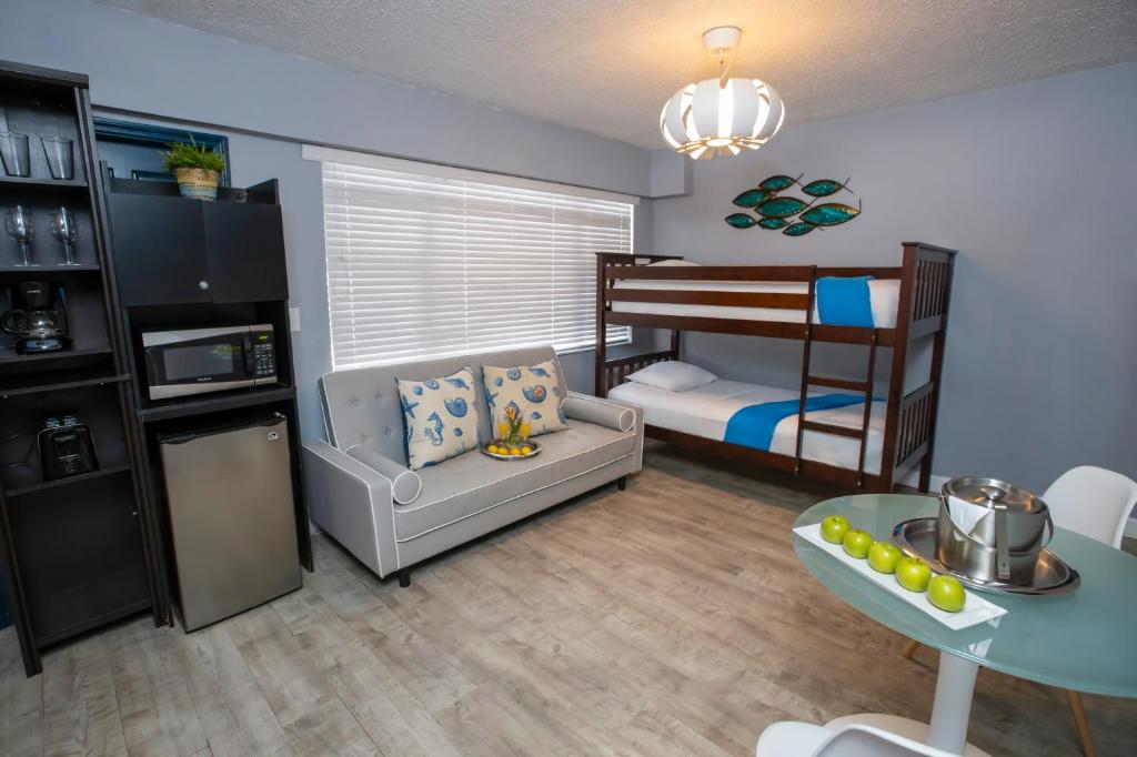 Hollywood Beach Suites Hotel