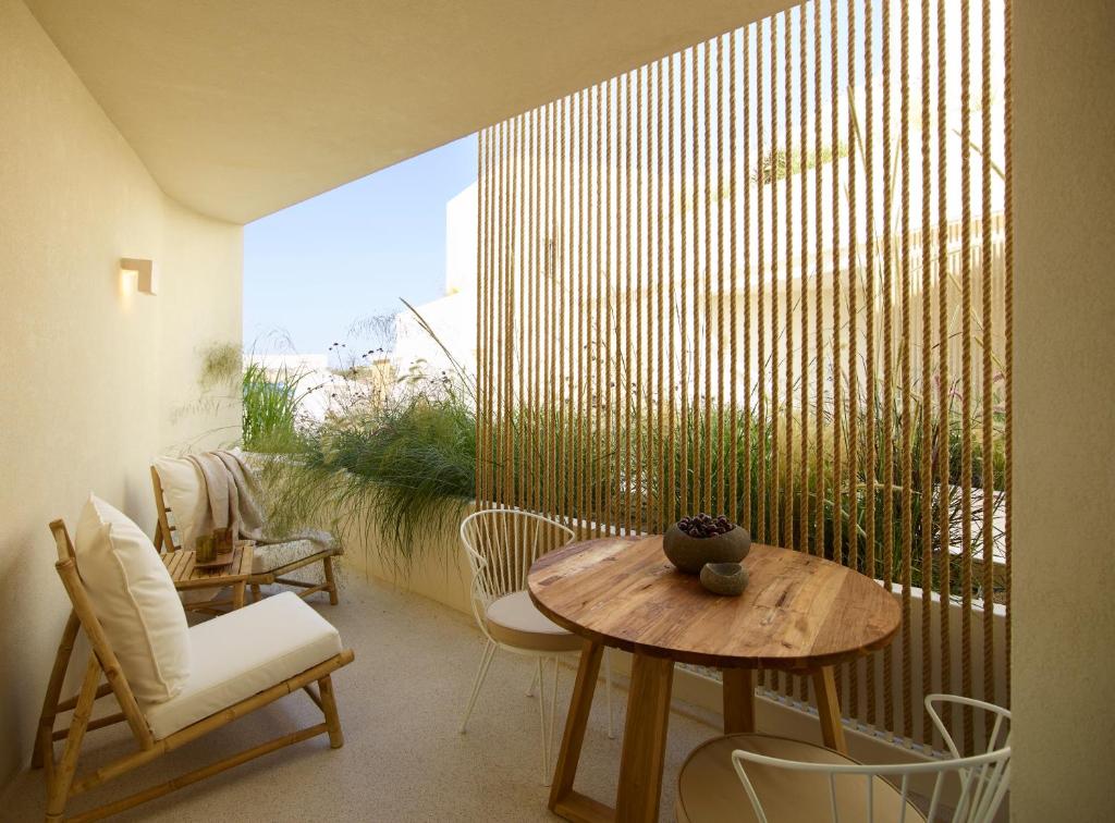 White Pebble Suites
