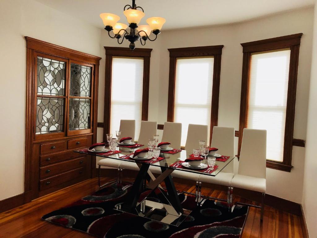 Boston Lodge and Suites