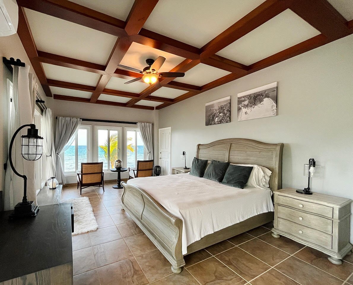 Hatchet Caye Island Resort