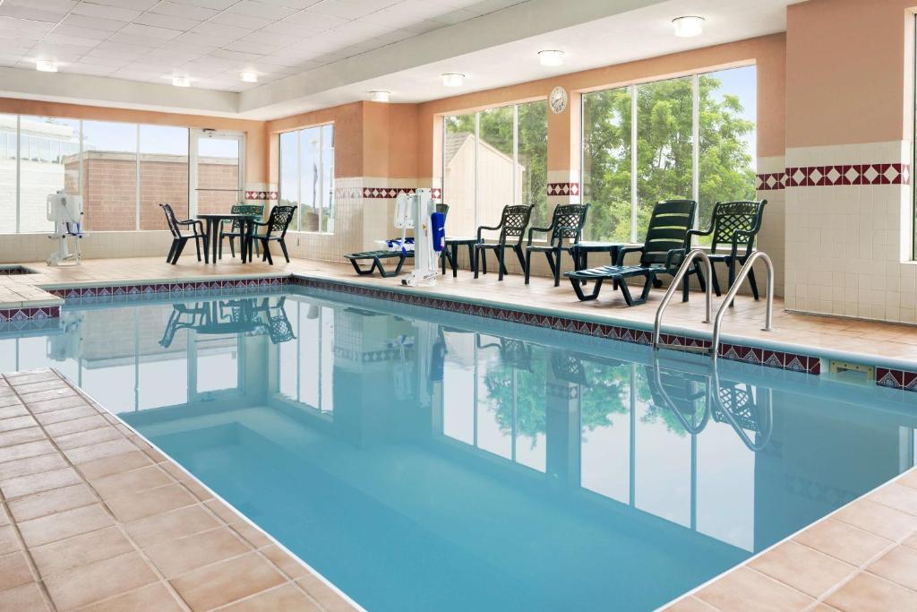 Country Inn & Suites by Radisson, Cuyahoga Falls, OH