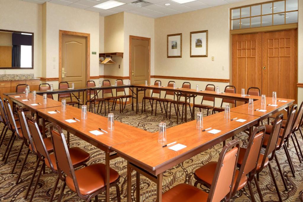 Country Inn & Suites by Radisson, Cuyahoga Falls, OH