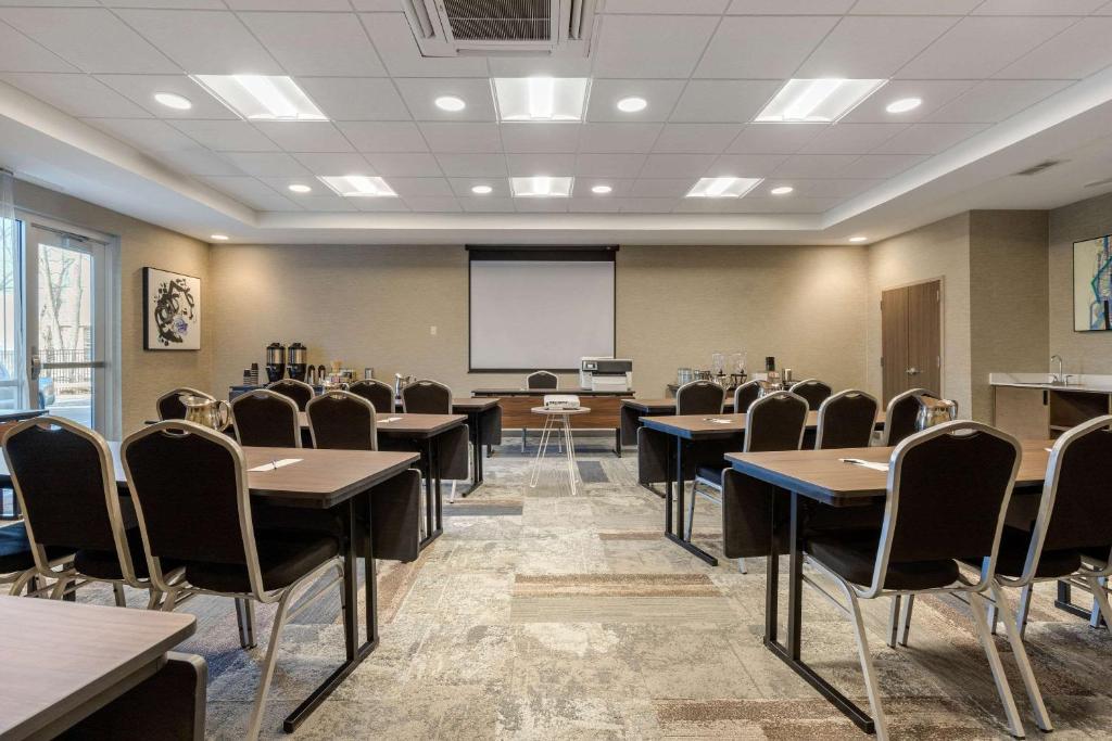 Cambria Hotel West Orange