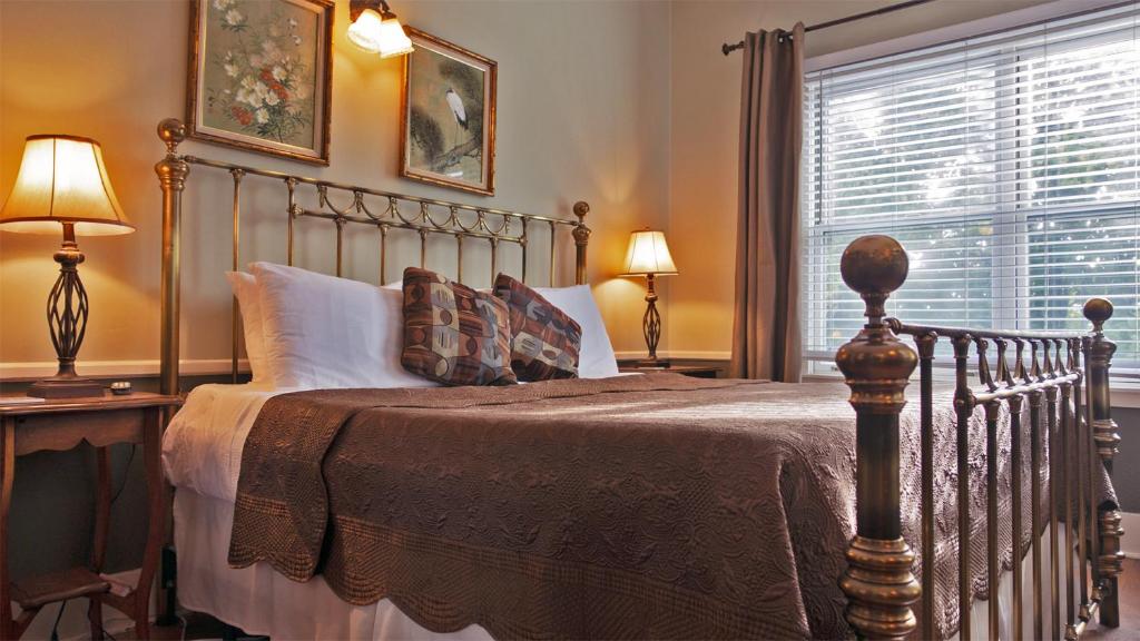 Cinnamon Bear Creekside Inn