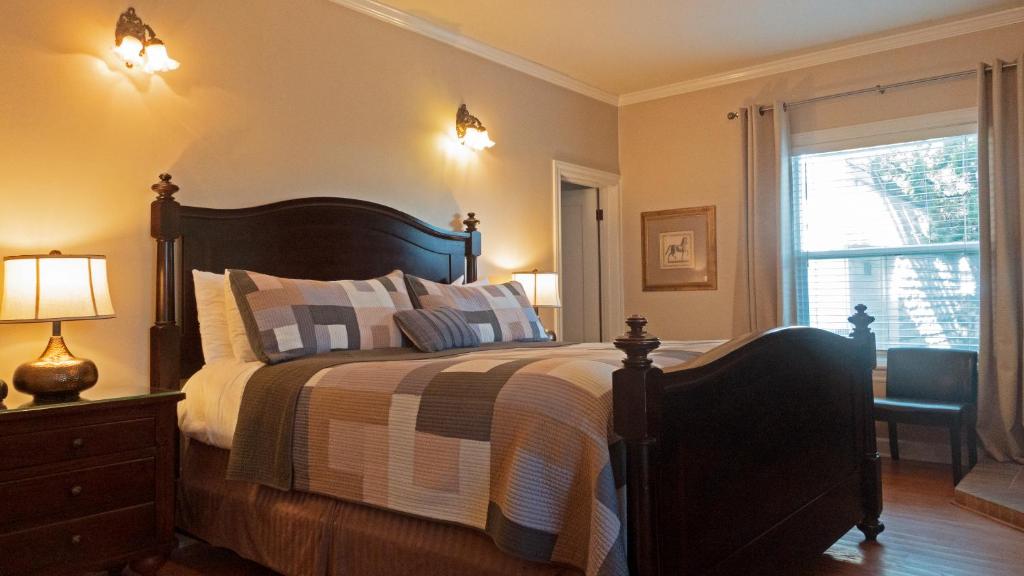 Cinnamon Bear Creekside Inn