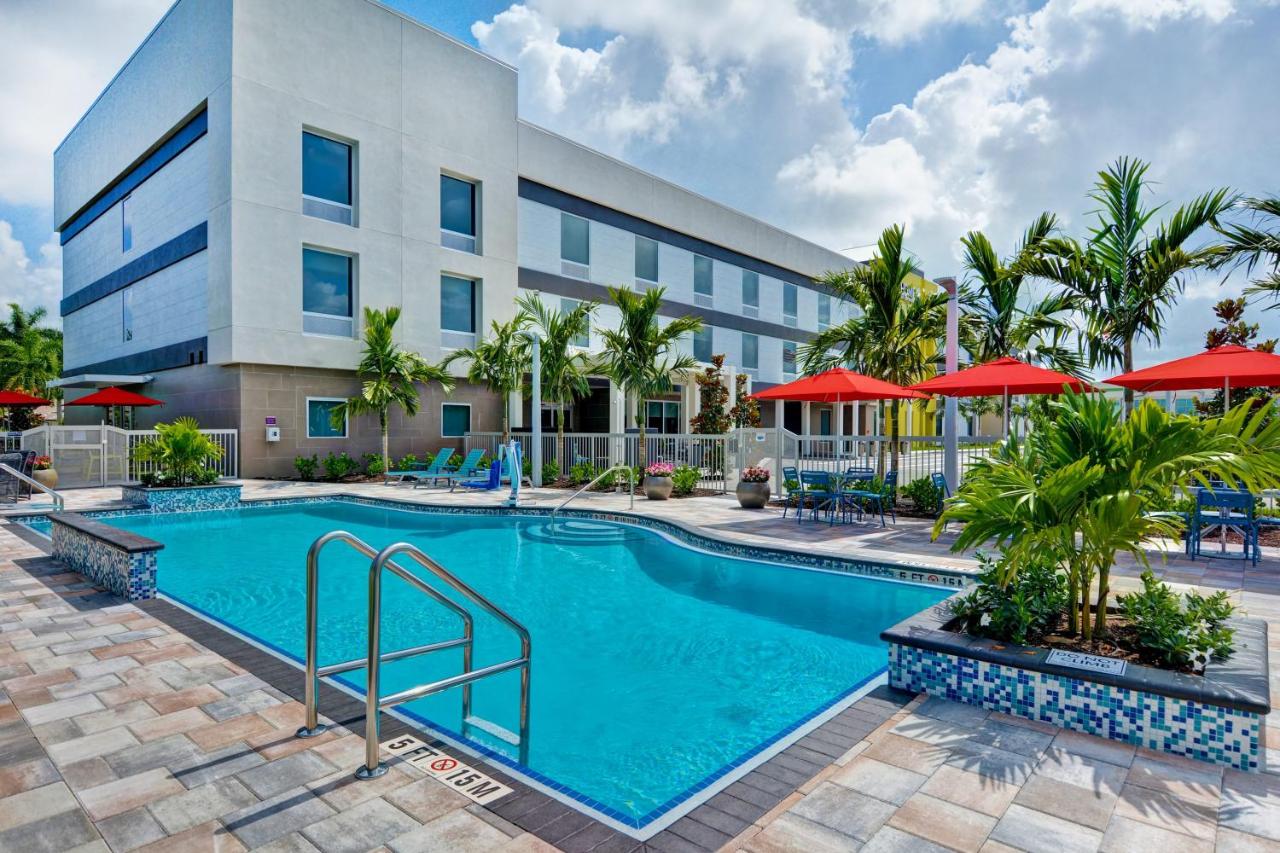 Home2 Suites Naples I-75 Pine Ridge Road, FL