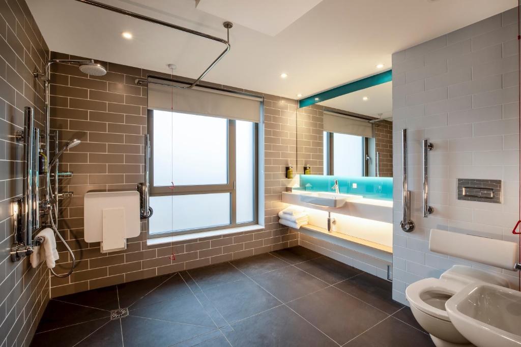 Holiday Inn Express Cambridge West Cambourne, an IHG Hotel