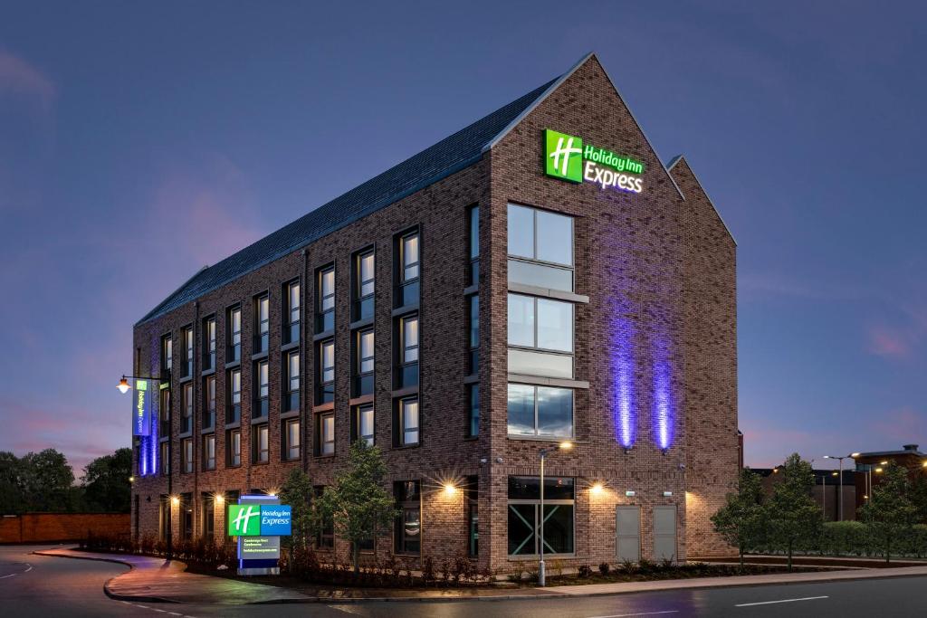 Holiday Inn Express Cambridge West Cambourne, an IHG Hotel