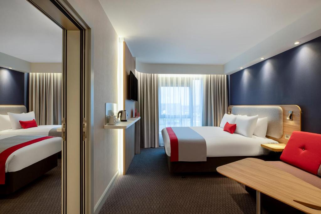 Holiday Inn Express Cambridge West Cambourne, an IHG Hotel