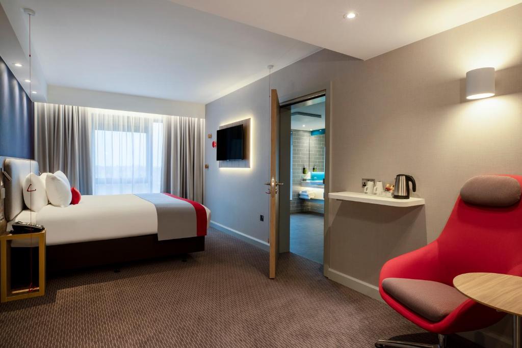 Holiday Inn Express Cambridge West Cambourne, an IHG Hotel