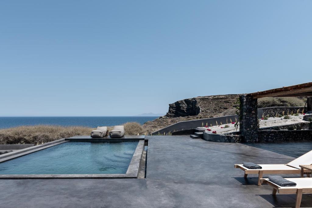 Colombo's Beachfront Santorini