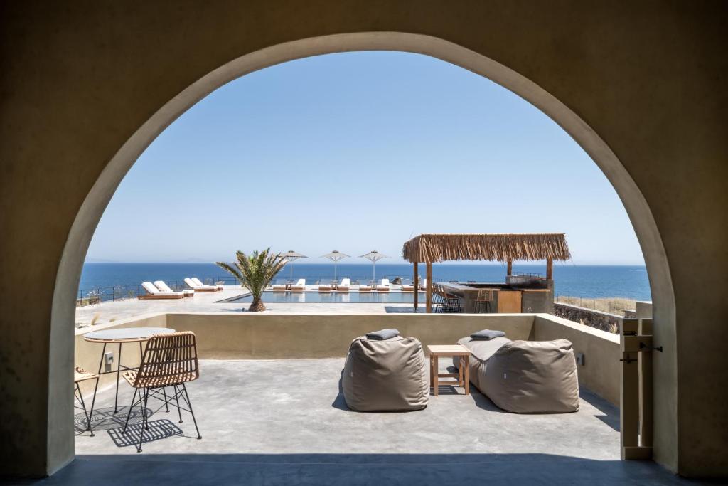 Colombo's Beachfront Santorini