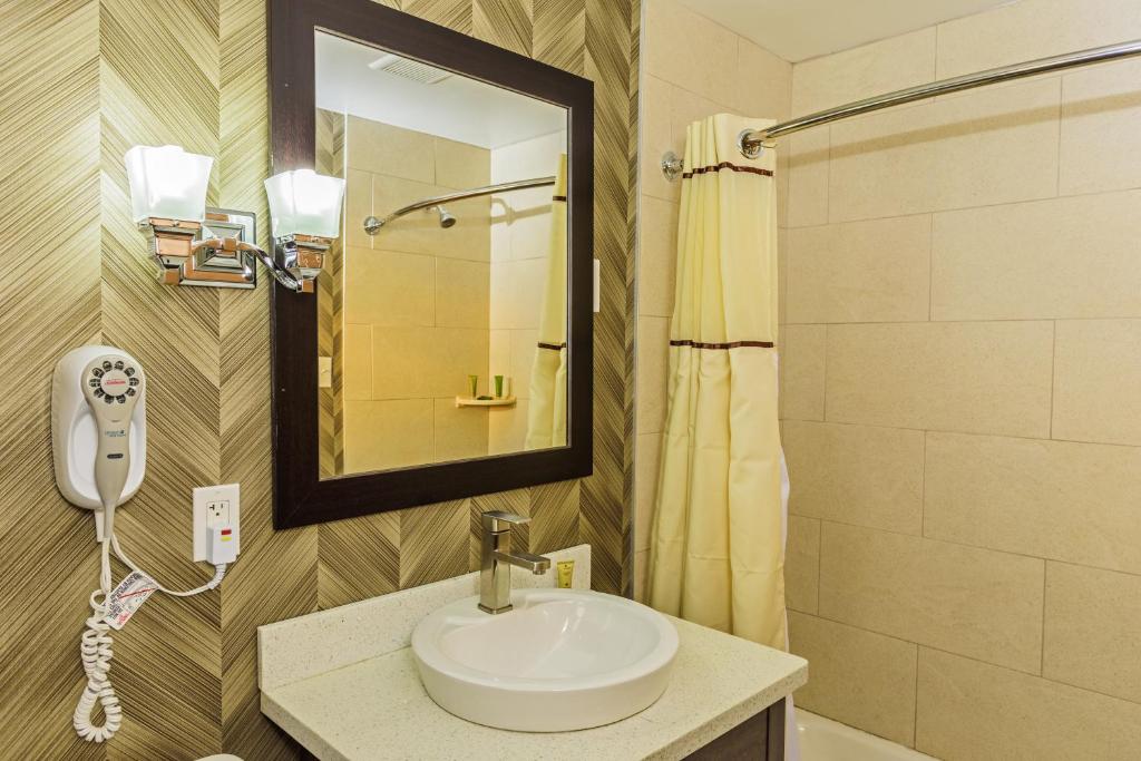 AArya Hotel By Niagara Fashion Outlets
