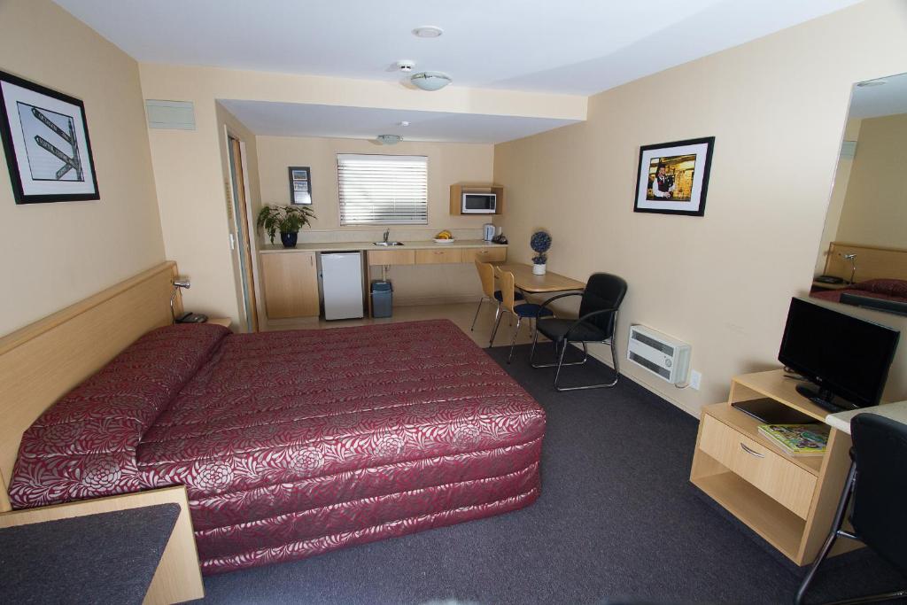 Alhambra Oaks Motor Lodge