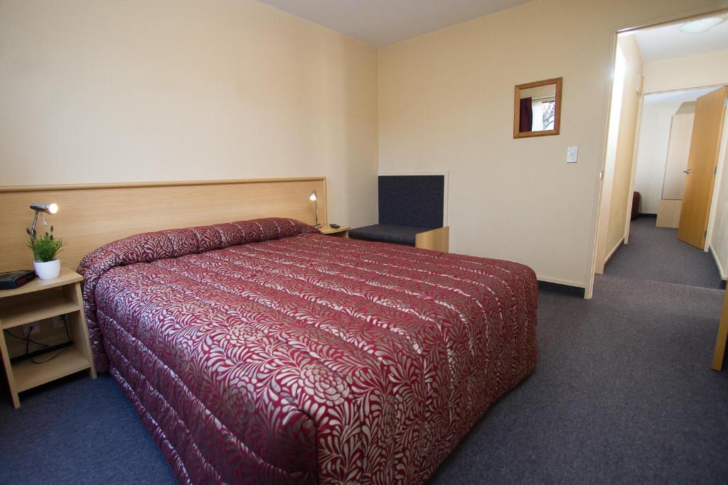 Alhambra Oaks Motor Lodge