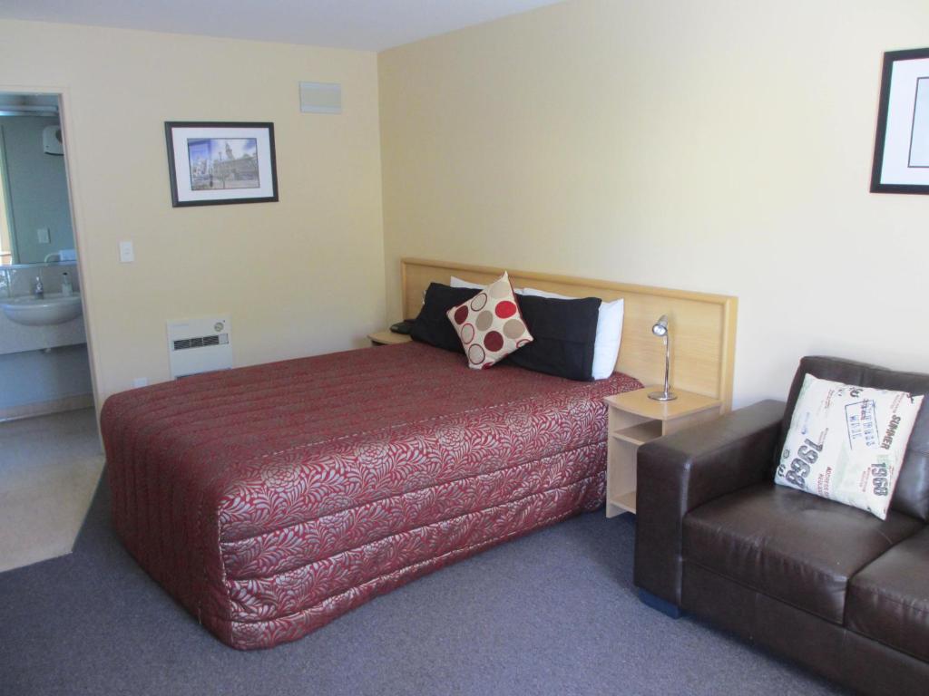Alhambra Oaks Motor Lodge