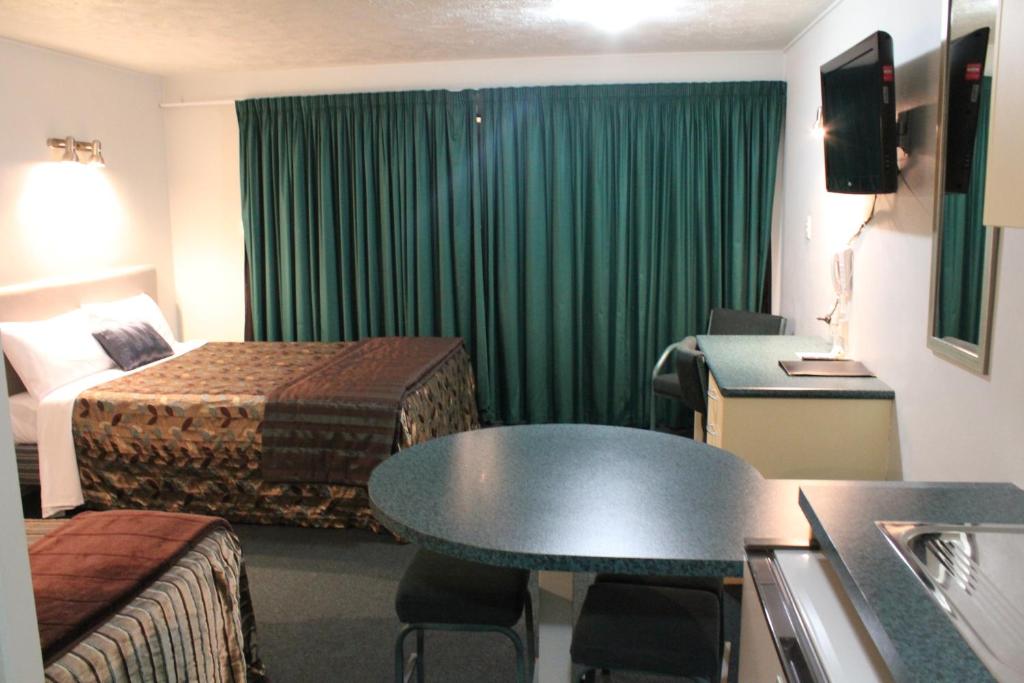Edgewater Motor Lodge