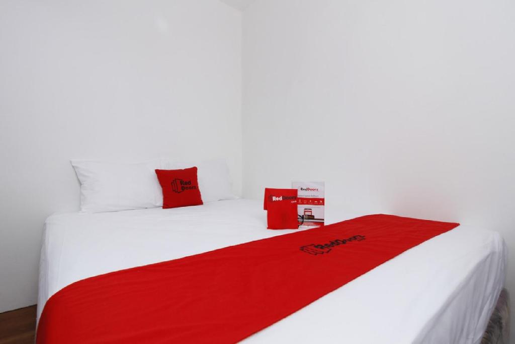 RedDoorz Plus near Plaza Indonesia