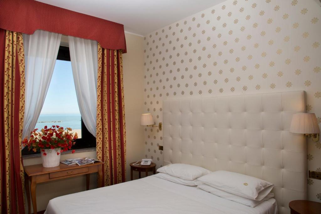 Carlton Hotel