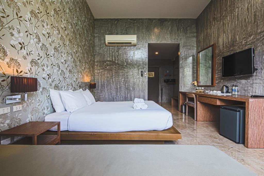 Lumphawa Amphawa Resort (SHA Plus)