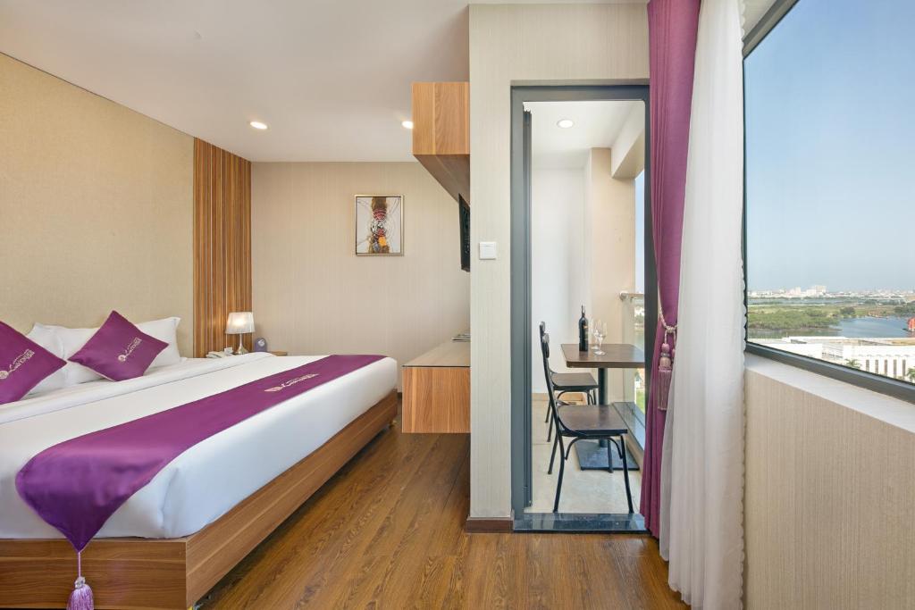 Lavender Riverside Hotel