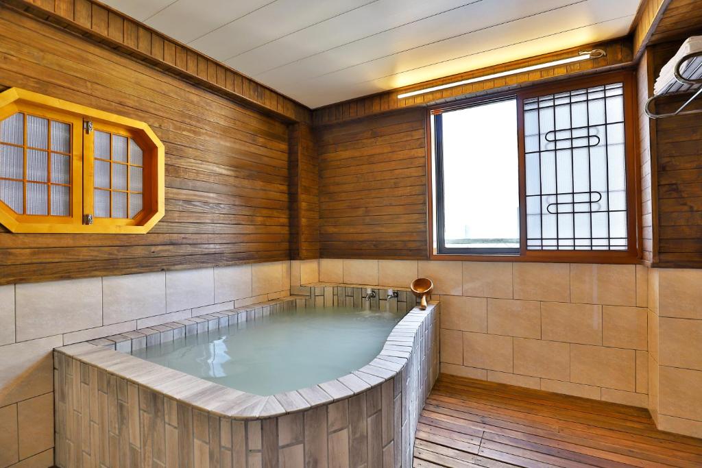 Phoenix Pavilion Hot Spring Hotel
