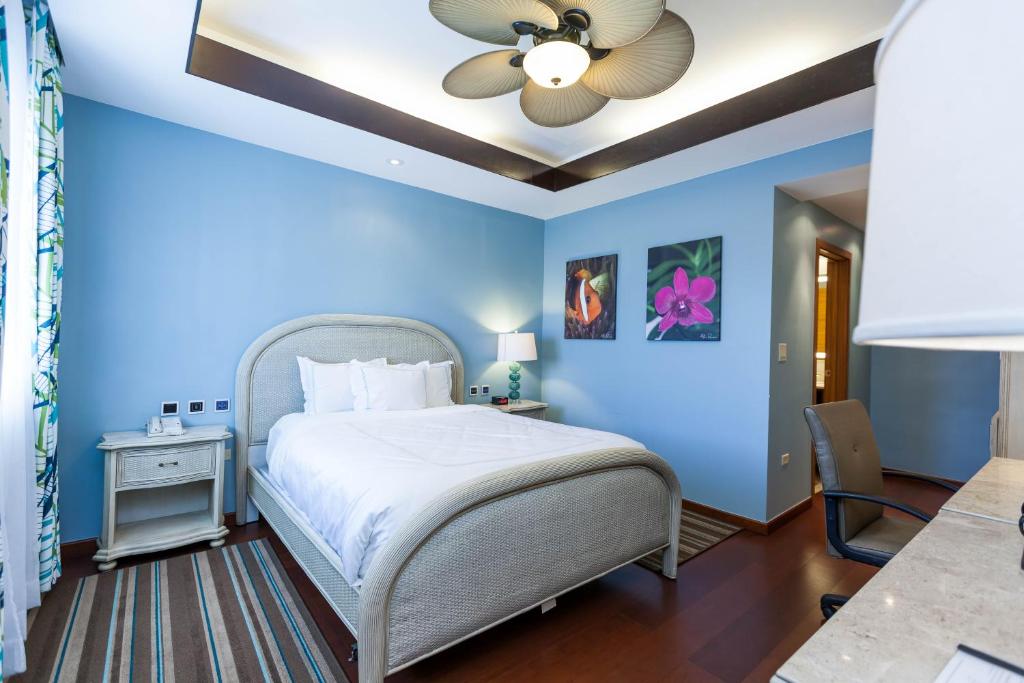 Surfrider Resort Hotel